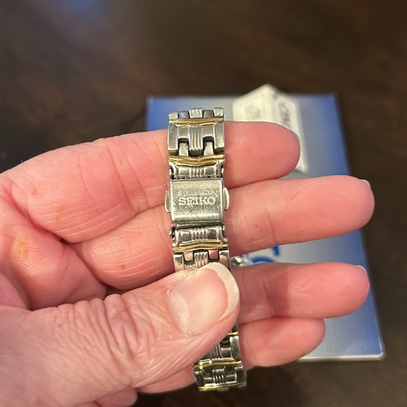 Seiko womens watch - silver and gold toned. High quality - excellent condition! - Picture 6 of 13